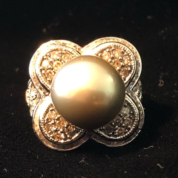 Tahitian pearl flower ring in white gold